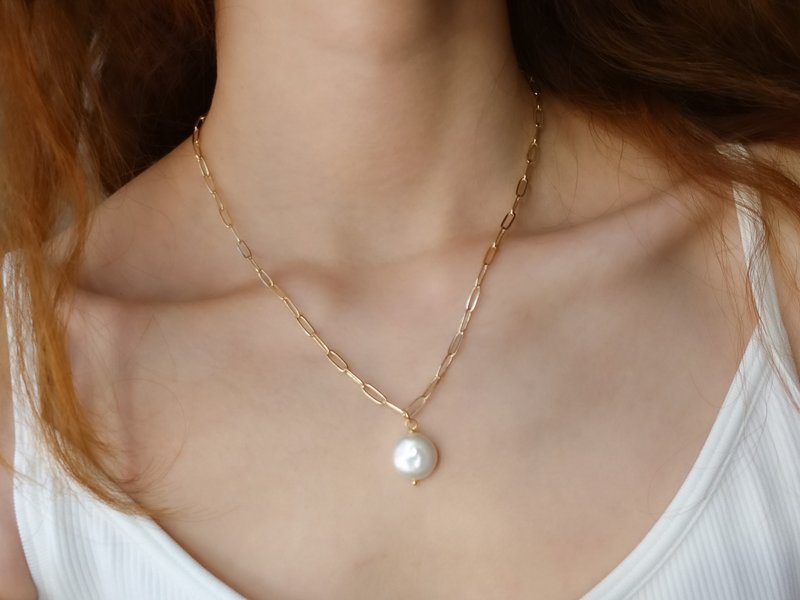 Lola round coin pearl pendant necklace freshwater pearl daily/work - สร้อยคอ - ไข่มุก สีทอง