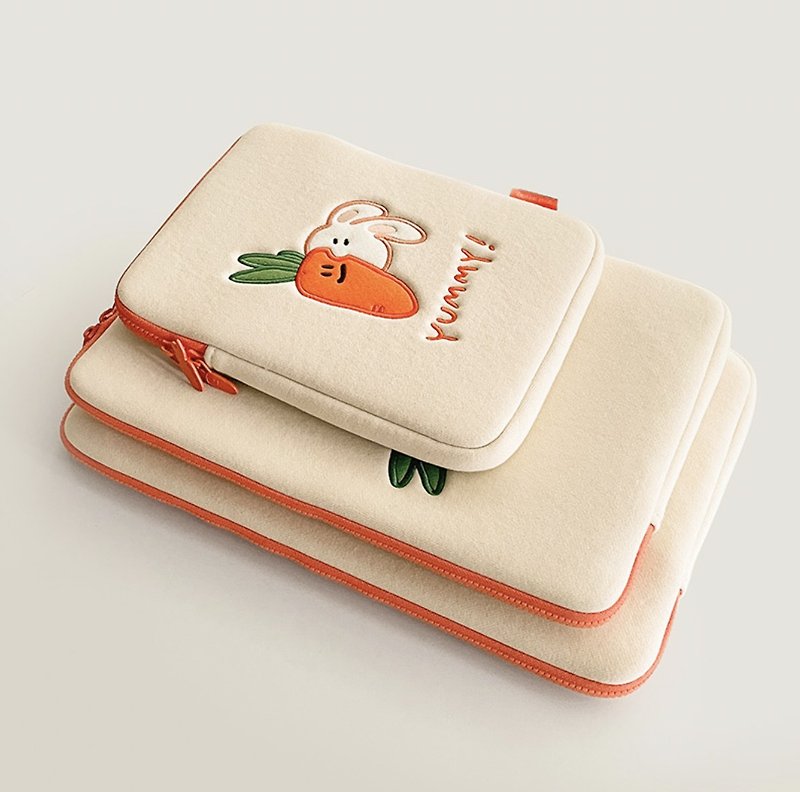 [In stock] Yummy Rabbit Carrot Pouch 11/13/15-inch tablet protective case - กระเป๋าแล็ปท็อป - ผ้าฝ้าย/ผ้าลินิน สีส้ม