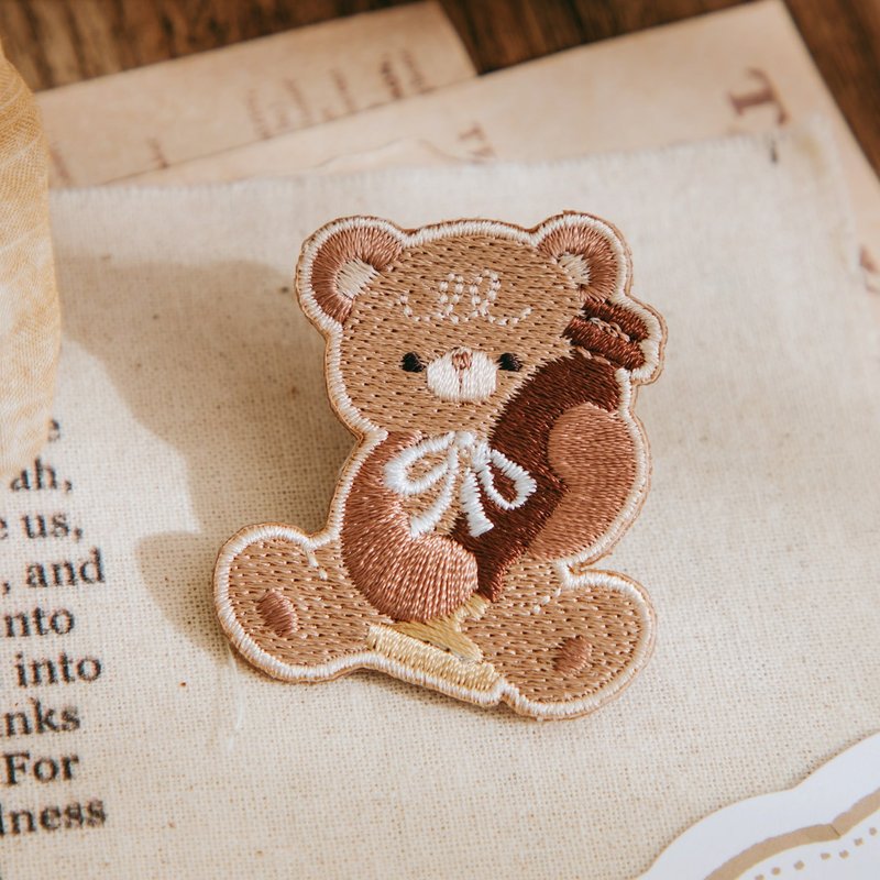 刺繡別針-印章泰迪熊 - 徽章/別針 - 繡線 卡其色