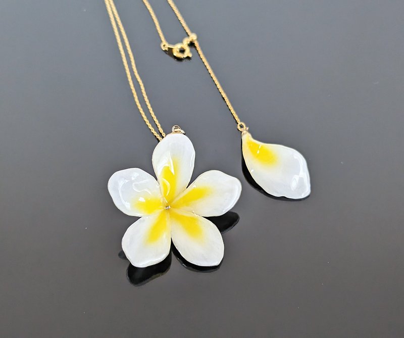 [Made to order] [Fresh flowers] Plumeria. Real flower Plumeria petals swaying slide chain necklace. Length adjustable. - Long Necklaces - Plants & Flowers Yellow