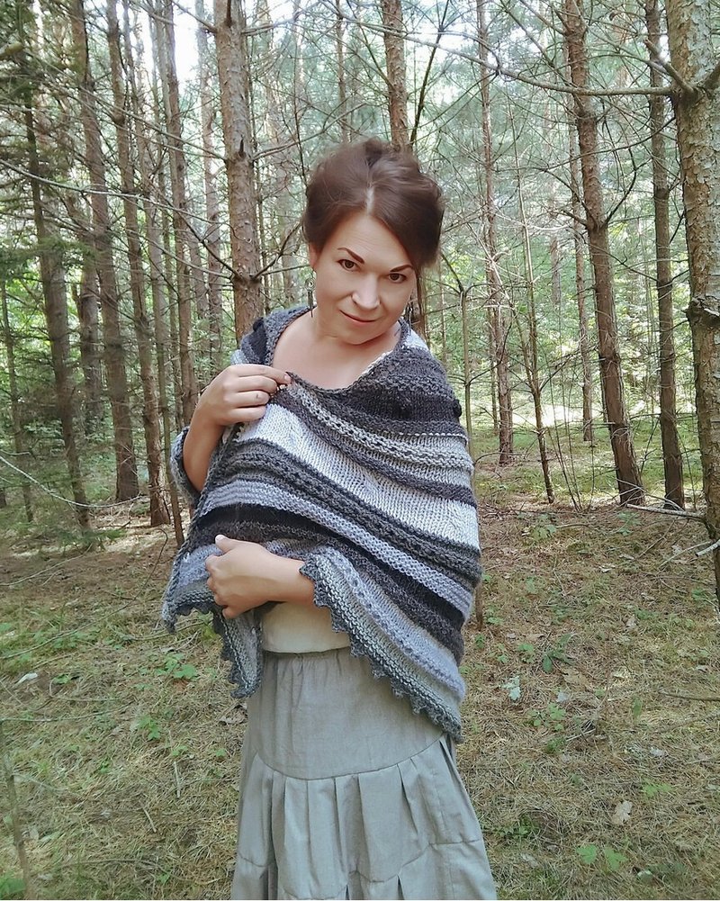 Knitted wool gray shawl, knitted wrap, triangular warm shawl cottagecore - 圍巾/披肩 - 羊毛 灰色