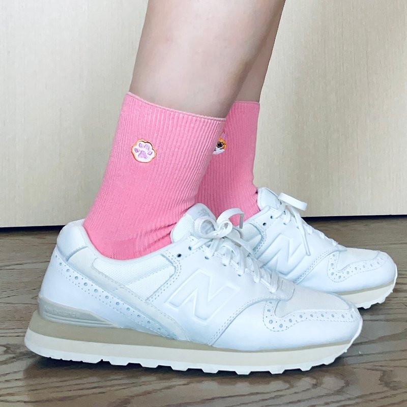 Uni Reversible Embroidered Socks Bright Pink - ถุงเท้า - ผ้าฝ้าย/ผ้าลินิน สึชมพู