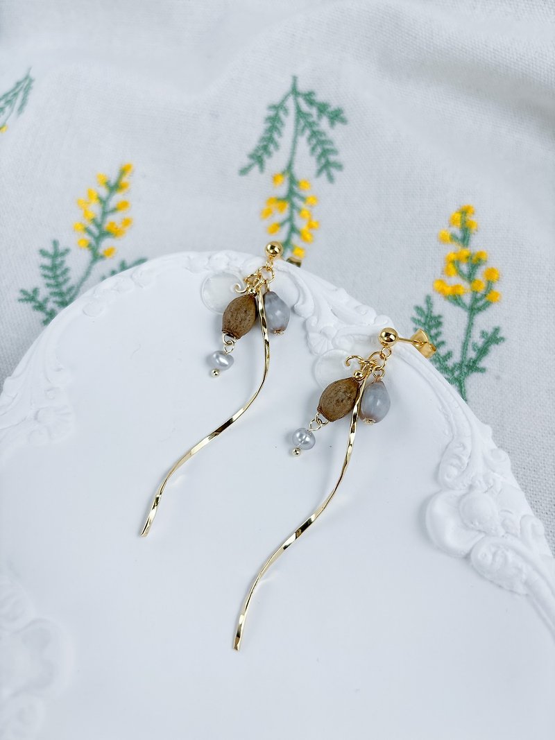 Composite seed fruit-wavy earrings/ Clip-On - ต่างหู - พืช/ดอกไม้ ขาว