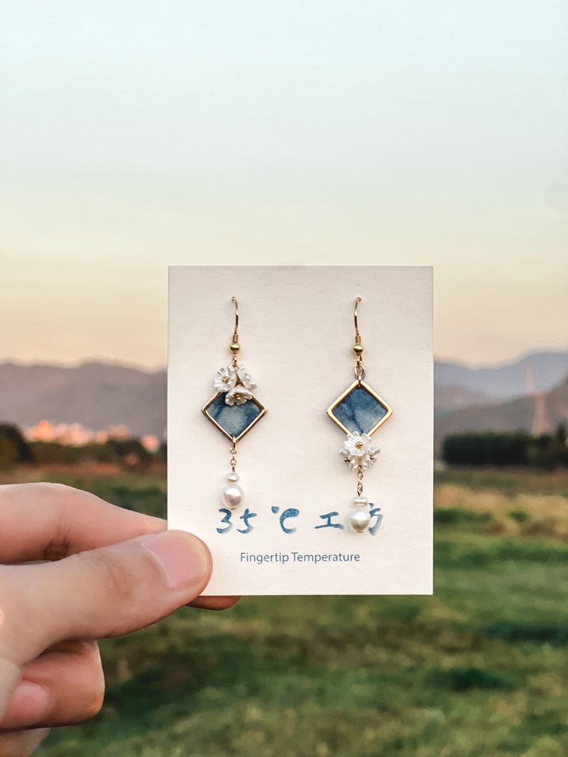 Indigo dyed square pearl flower earrings - ต่างหู - วัสดุอื่นๆ 