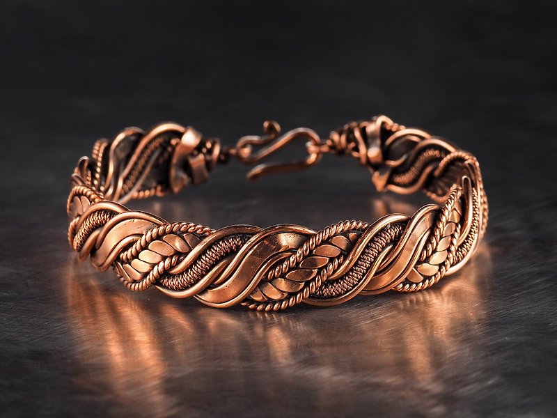 Copper Bracelet Antique Style Twisted wire bracelet 7th Wedding Anniversary gift - สร้อยข้อมือ - ทองแดงทองเหลือง สีทอง