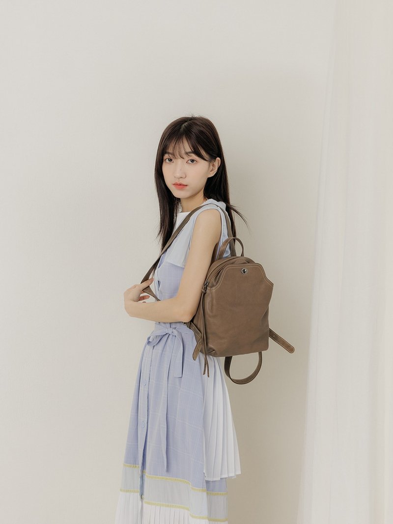 supportingrole 真皮休閒實用精緻風格後背包 灰褐色 - 背包/後背包/書包 - 真皮 咖啡色