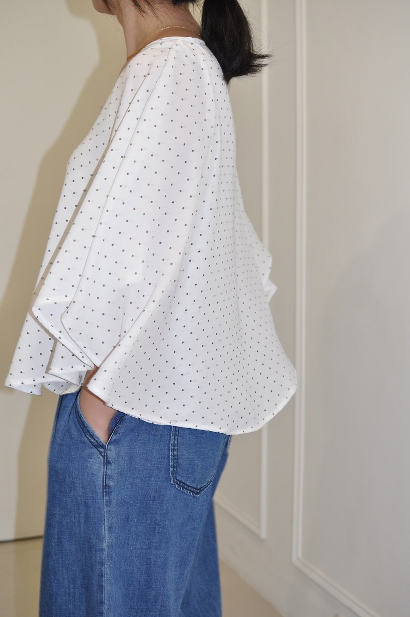 Flat 135 X Taiwan designer series dot chiffon fabric hem arc V-neck short top - Women's Tops - Polyester White