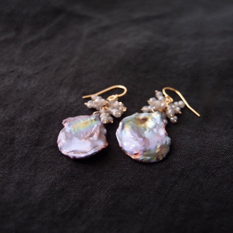 【K14gf】BIG Petal Pearl Earrings Labradorite 【ice gray】 - 耳環/耳夾/耳骨夾 - 寶石 灰色