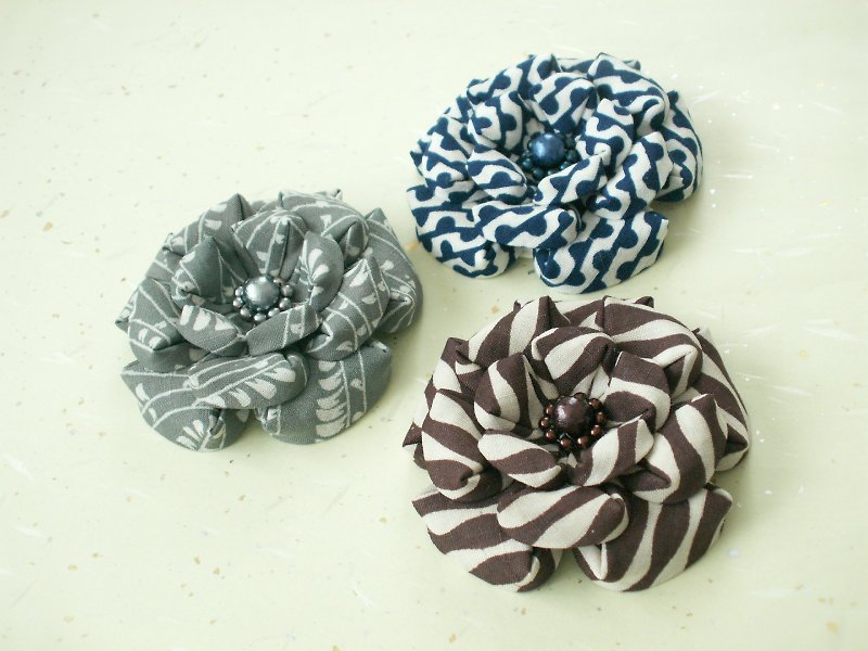 [New color] Made from old Japanese brooch yukata ♪ - Brooches - Cotton & Hemp Blue