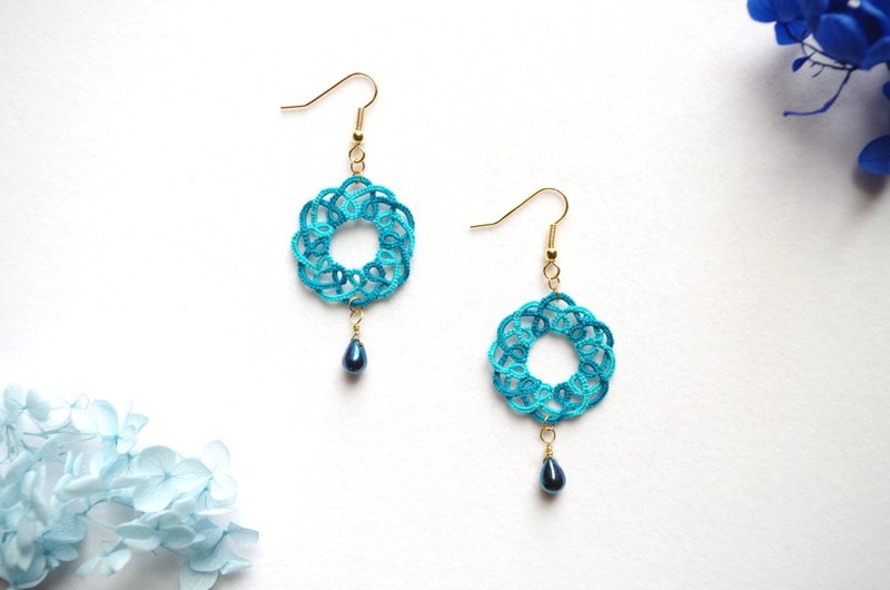 Tatting lace and Czech beads pierced sea water - 耳環/耳夾/耳骨夾 - 棉．麻 藍色