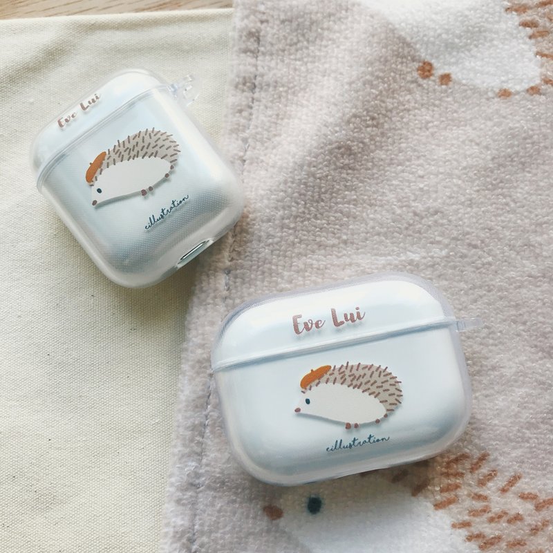 [Customizable text] Little hedgehog with painter's hat AIRPODS/PRO protective cover | Aunt Illustration - ที่เก็บหูฟัง - พลาสติก 