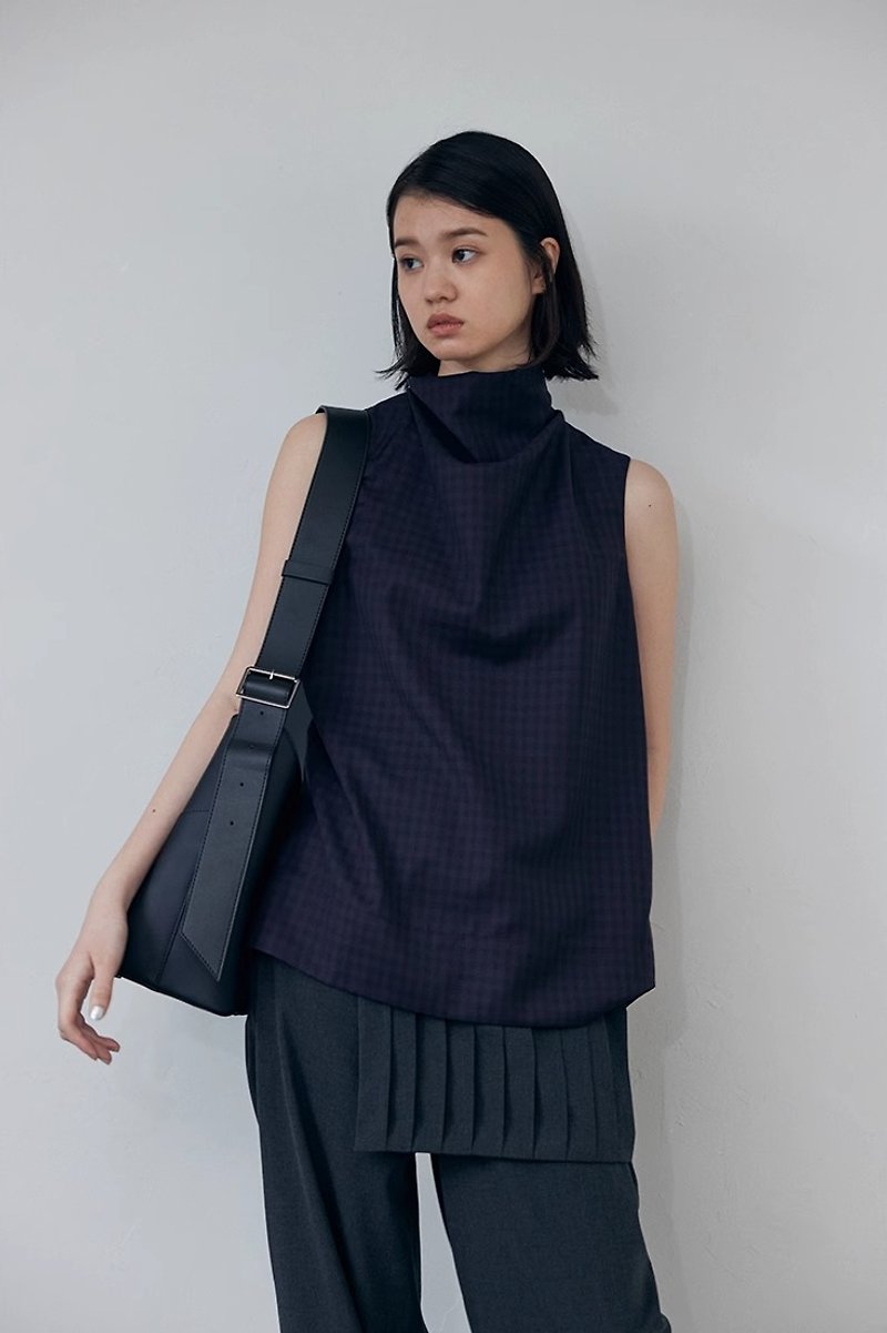 Japanese style minimalist back zipper pleated vest - Women's Vests - Other Materials Black