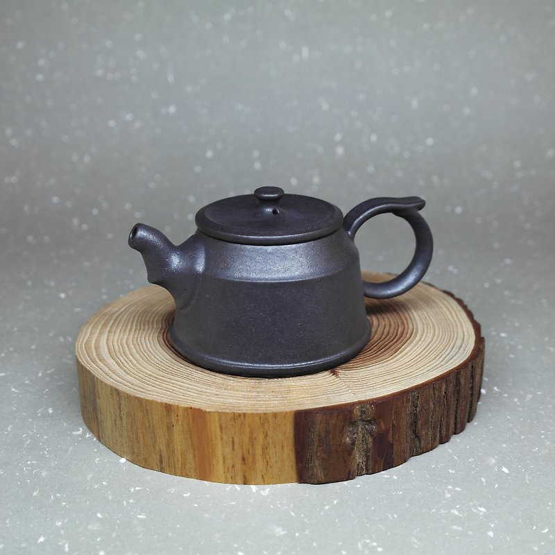 玄寂三彎嘴錐形扁豆鈕正把茶壺 手作陶藝 茶道具 - 茶壺/茶杯/茶具 - 陶 黑色