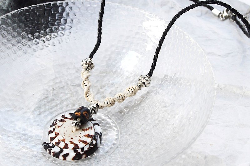 Chasing Moon Conus Shell Necklace 追月芋螺項鍊 - 項鍊 - 其他材質 白色