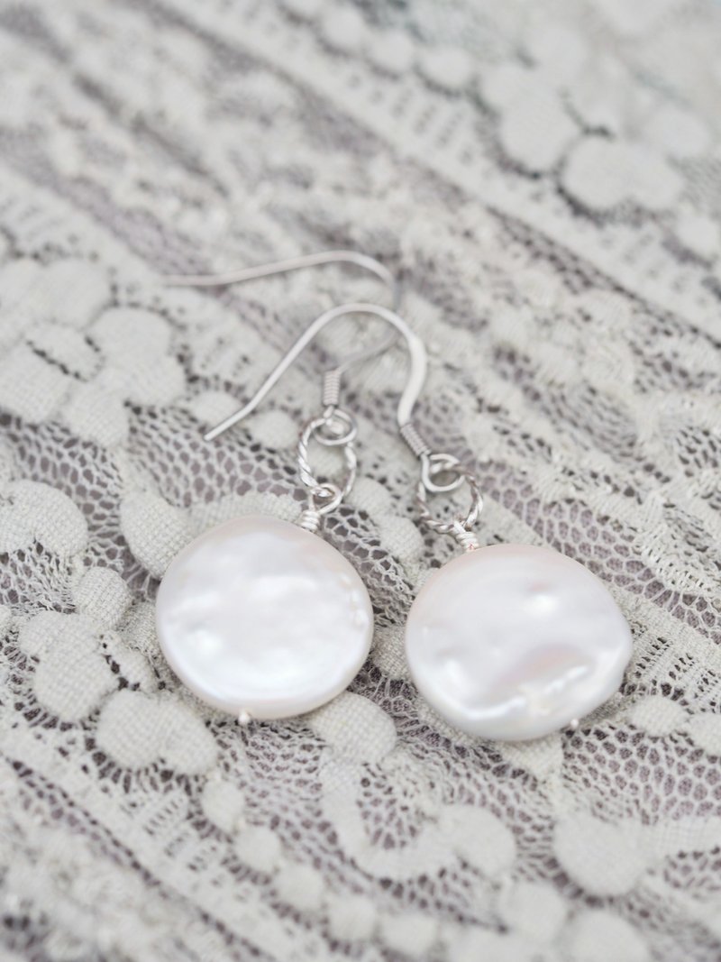 Freshwater pearl earrings - 耳環/耳夾/耳骨夾 - 寶石 白色