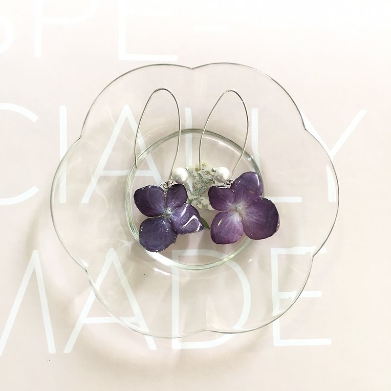紫のアジサイアジサイの花のイヤリングフラッシュを入れてバレンタインに必要な真の3次元ガラス - ピアス・イヤリング - 寄せ植え・花 パープル