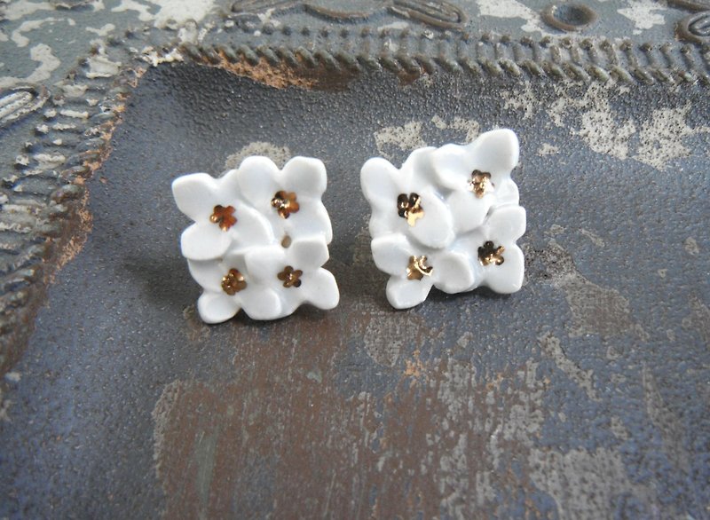 Flower earring / earring ・ Alyssum ice color - ต่างหู - ดินเผา ขาว