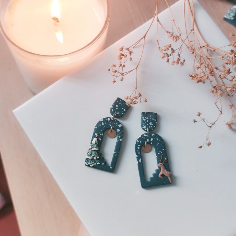 bi winter//Blue and Teal Christmas snowy night deer and Christmas tree round arched handmade soft clay earrings - ต่างหู - ดินเหนียว สีเขียว