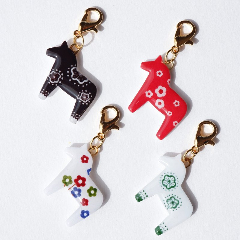 ダーラナホースのチャーム　北欧 馬 うま かわいい 赤 黒 花柄 プレゼント バッグチャーム キーホルダー - 吊飾/掛飾 - 塑膠 紅色