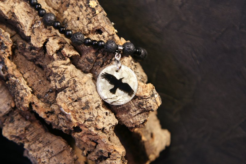 Raven or crow necklace with love rune on the other side. Nacre pearl pendant - 項鍊 - 珍珠 黑色