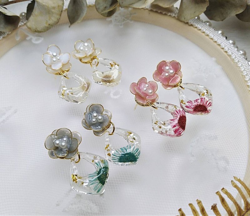 浮容手作房HIBISCUS#爭豔#/耳環/水晶花/乾燥花 - 耳環/耳夾/耳骨夾 - 其他材質 白色