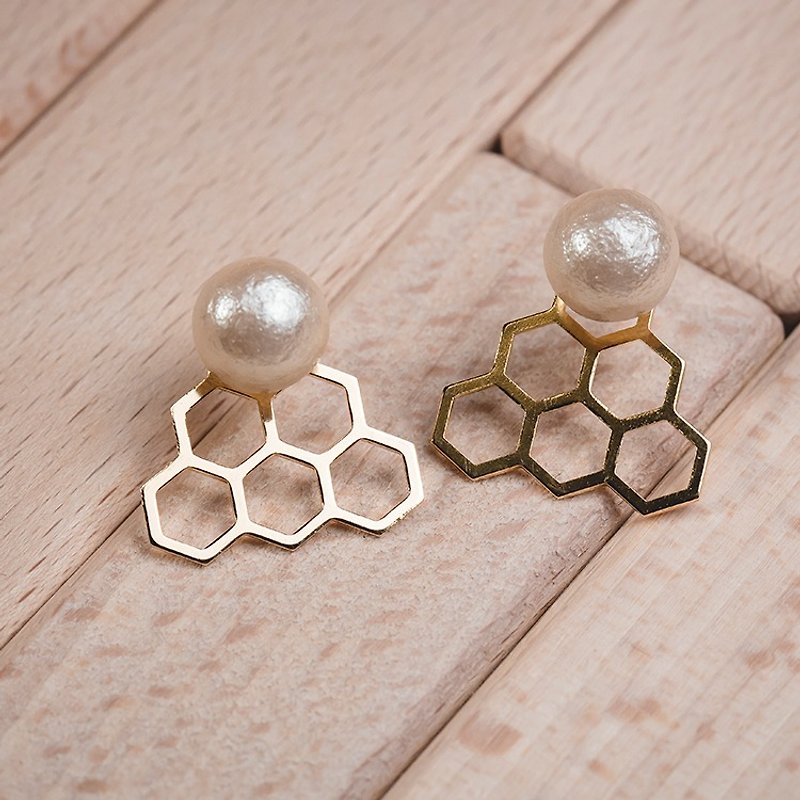 Cotton Pearl Earrings-Honeycomb - ต่างหู - โลหะ สีทอง