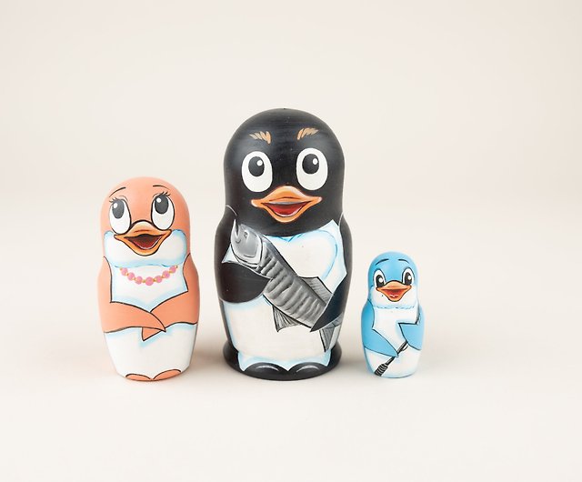 ペンギンの子供のための入れ子人形マトリョーシカ動物積み重ね人形木製