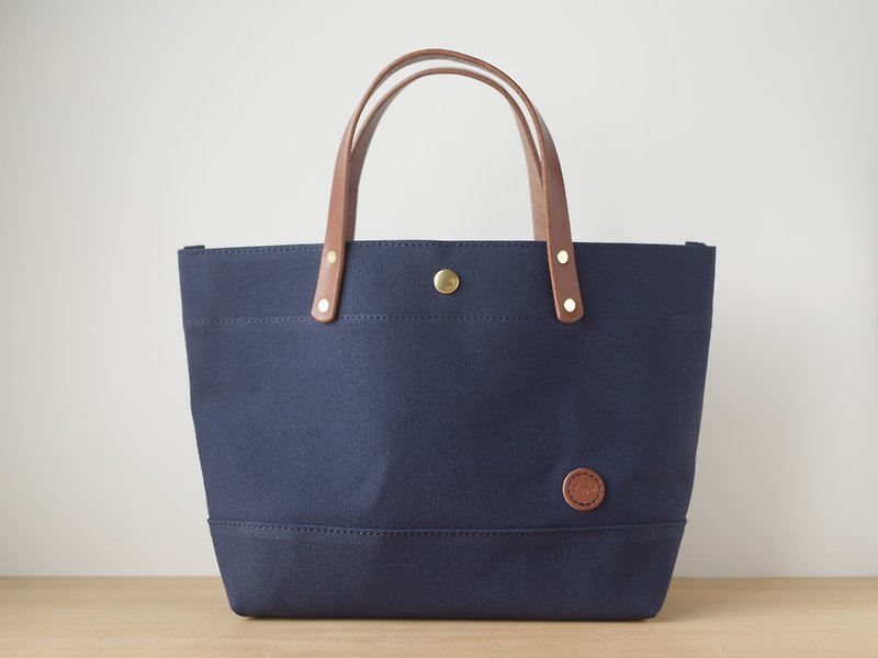 Leather handle canvas tote bag navy blue - กระเป๋าถือ - ผ้าฝ้าย/ผ้าลินิน สีน้ำเงิน