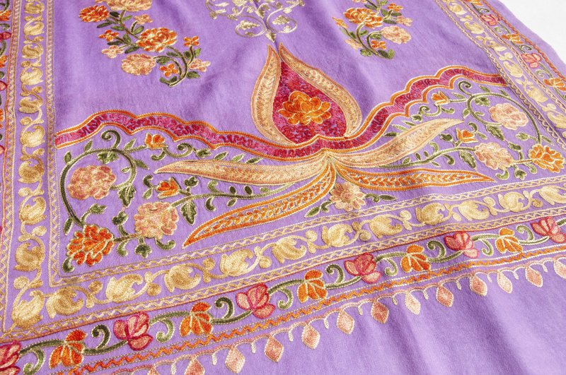 喀什米爾Cashmere/羊絨圍巾/純羊毛圍巾披巾/戒指絨披肩-刺繡花朵 - 圍巾/披肩 - 羊毛 多色