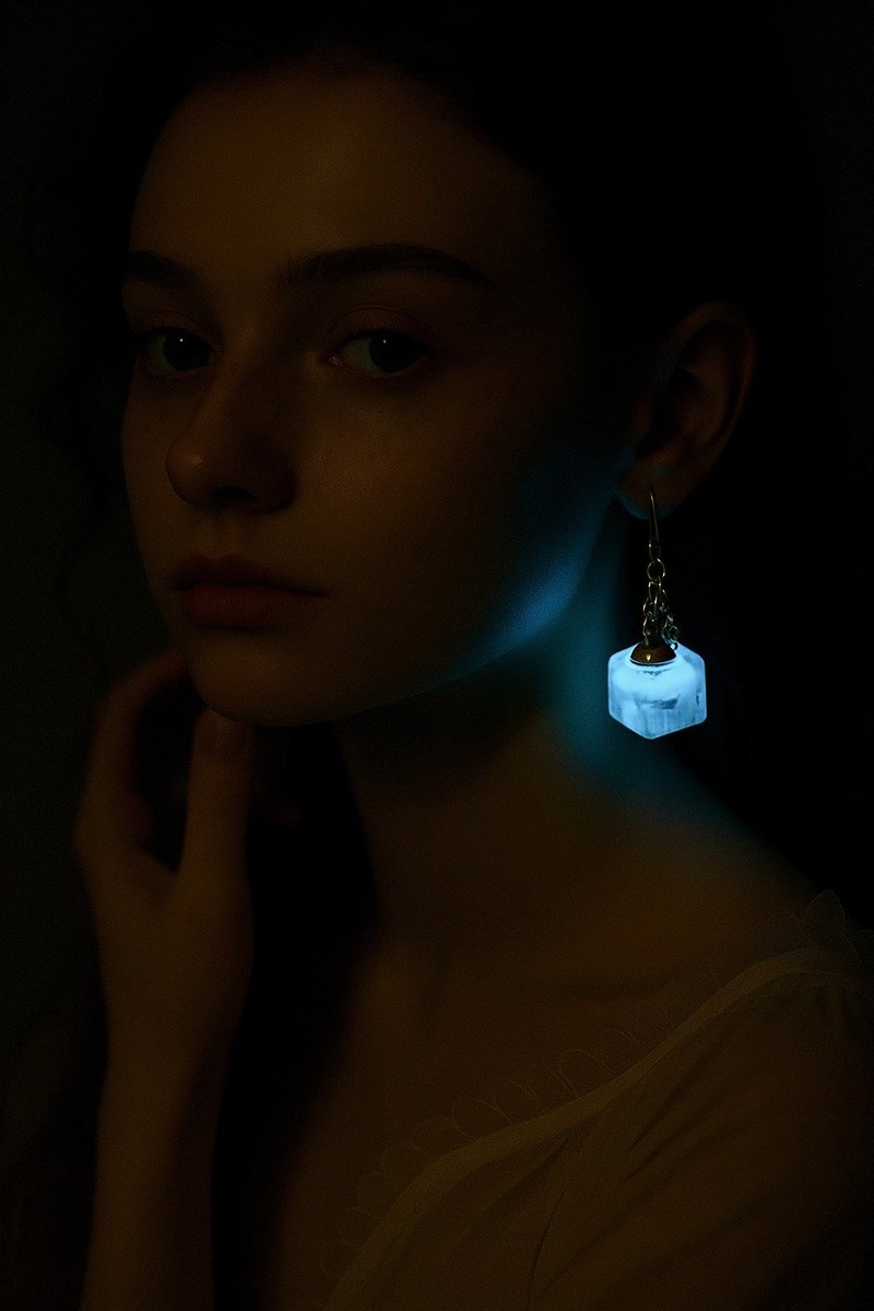 Luminous Cube Glow Earrings – Real Tiny Red Flowers in Glowing Resin Cubes - 耳環/耳夾/耳骨夾 - 樹脂 藍色