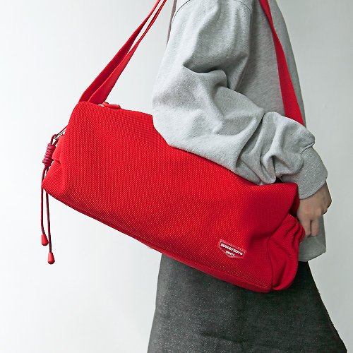 製包事多 Sumayzoy Store 流浪系列旅行側背包 枕頭包單肩包 運動健身大容量斜挎包 復古紅