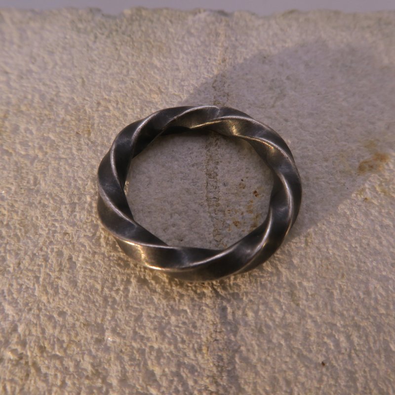 Twisted sterling silver ring - thick version vulcanized black - แหวนทั่วไป - เงินแท้ สีเงิน