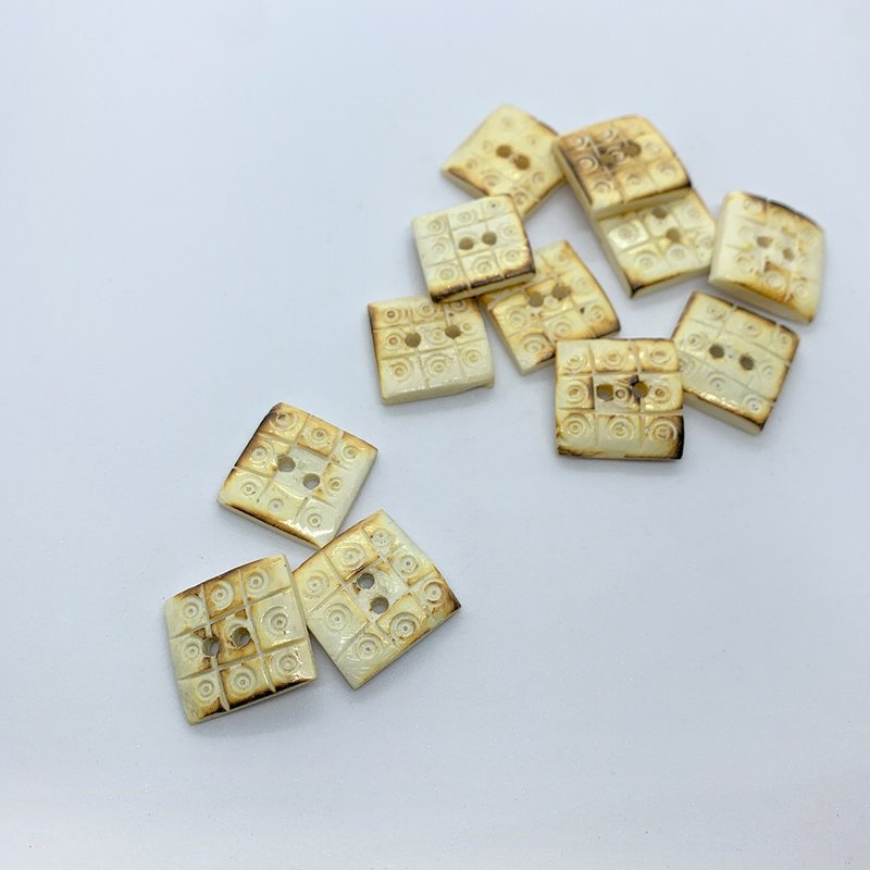 Hana Mokuba – 天然手工方形牛骨鈕 (一包) - 其他 - 其他材質 