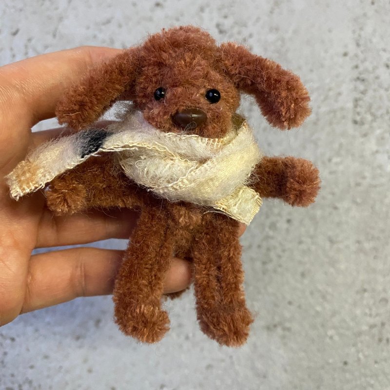 冬季咖啡犬圍巾三胞胎 站著10cm-毛根扭扭棒手作/娃娃寵物玩偶 - 公仔/玩偶 - 其他材質 咖啡色