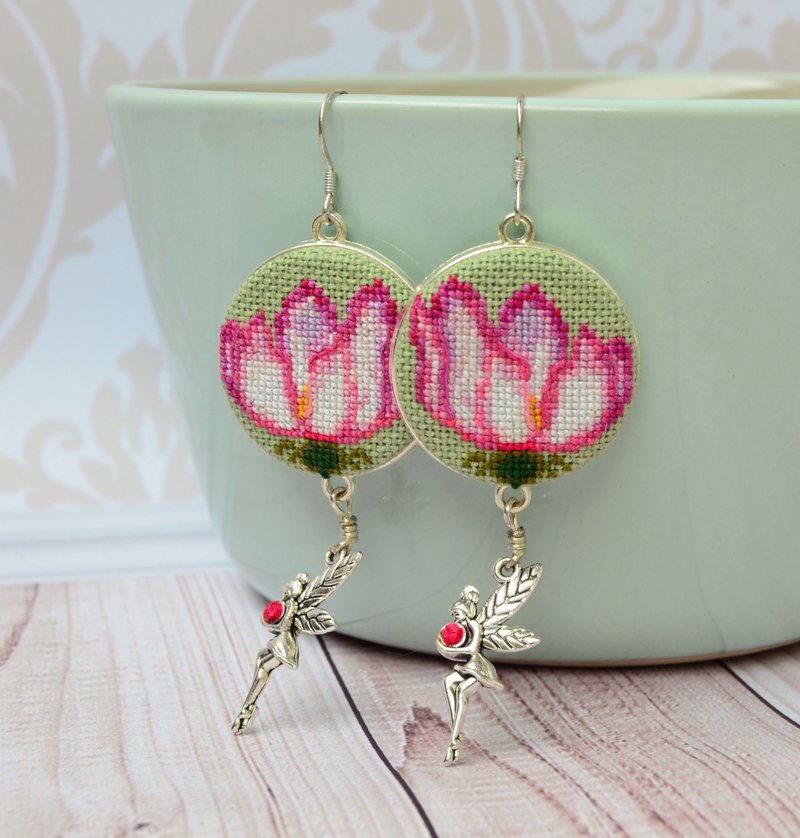粉色花朵刺繡耳環 十字繡自然飾品 仙氣十足 - 耳環/耳夾/耳骨夾 - 繡線 粉紅色