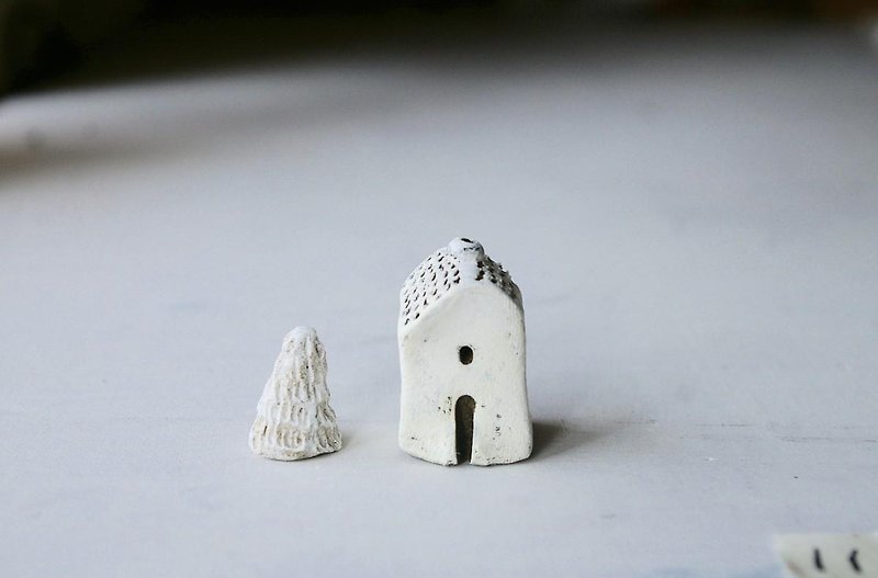 Little house with chimney 煙突の小さな家11（もみの木付き） - 置物 - 陶器 ホワイト