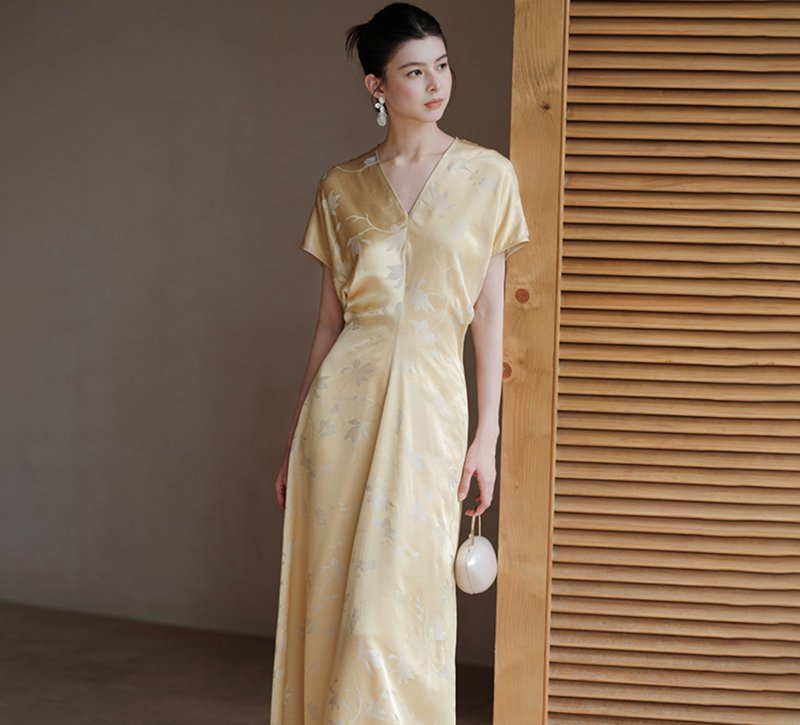 【桑蠶絲】新中式復古中國風 提花V領真絲長裙 - 洋裝/連身裙 - 絲．絹 金色