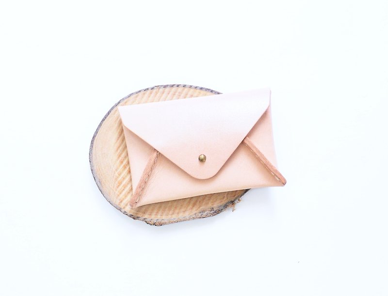 Envelope-shaped card holder well stitched leather material bag NATURAL natural color free lettering handmade bag couple gift card holder card holder business card holder simple and practical Italian leather vegetable tanned leather leather DIY companion genuine leather cowhide - เครื่องหนัง - หนังแท้ สีกากี