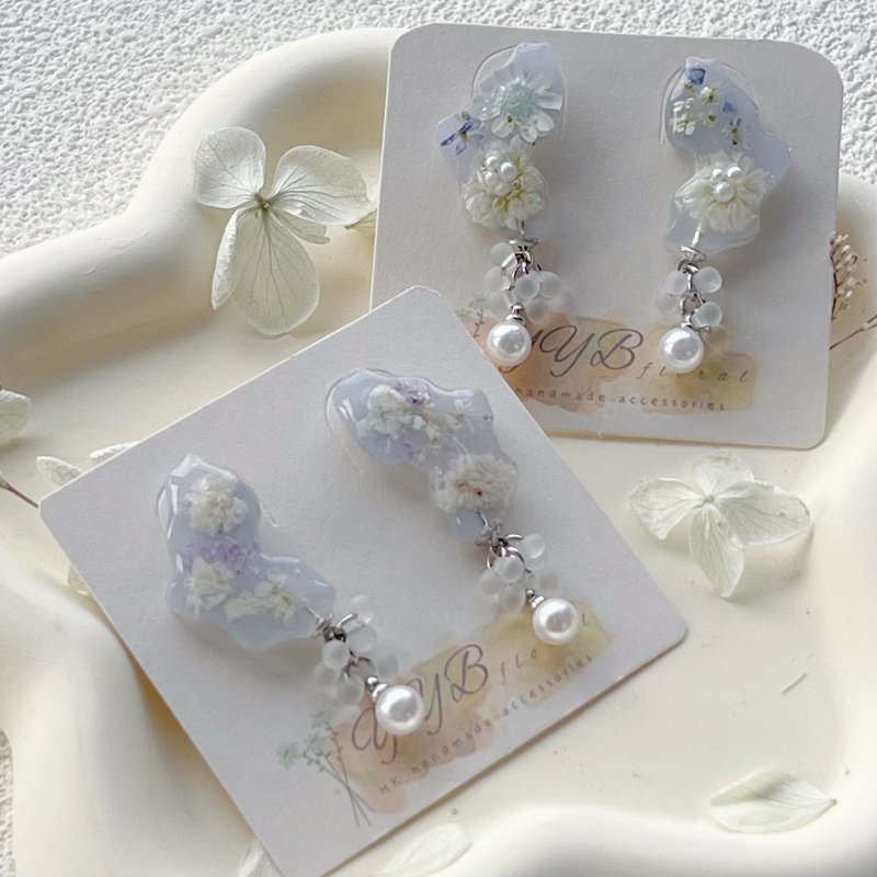 Japanese irregular half-moon pearl dried flower earrings - Earrings & Clip-ons - Other Metals Blue