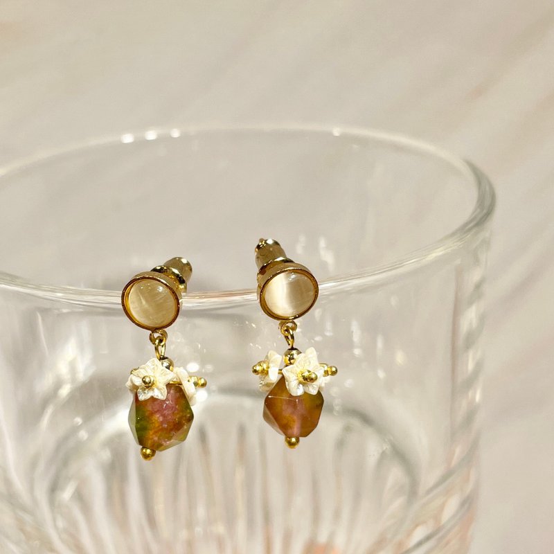 [Cause] chestnut flower flowers garland of flowers Stone earrings - Earrings & Clip-ons - Copper & Brass Gold