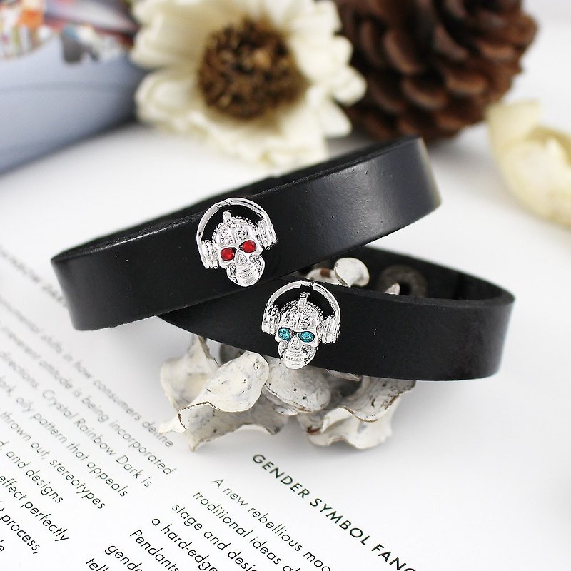 Rock Lover skull leather bracelet with Swarovski crystals - สร้อยข้อมือ - หนังแท้ สีดำ
