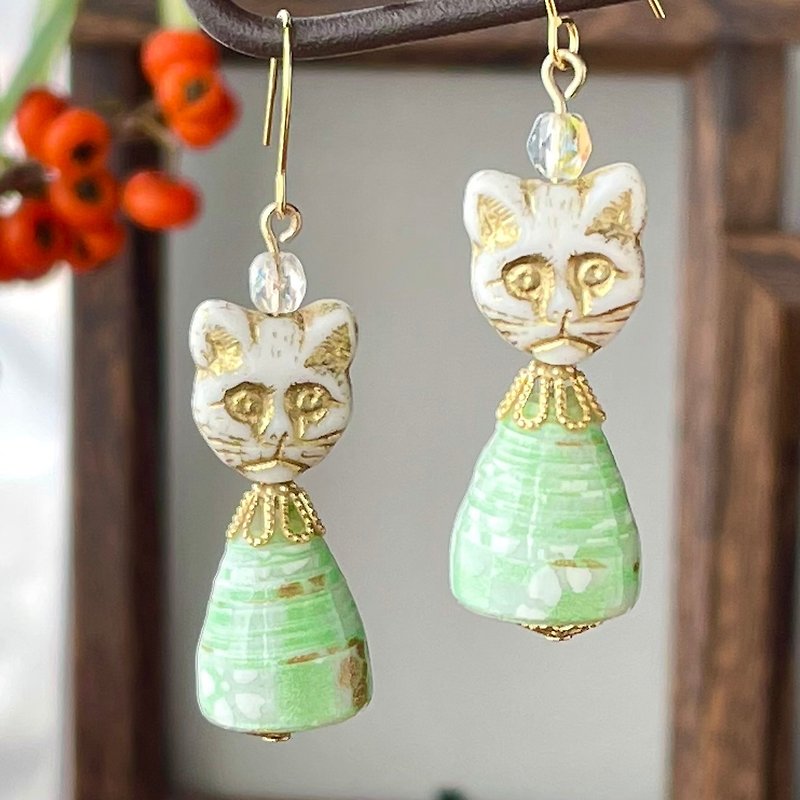 Lucky Cat Earrings White Green Clip-On Paper Beads Surgical Stainless Steel Czech Beads Unique - Earrings & Clip-ons - Paper Green