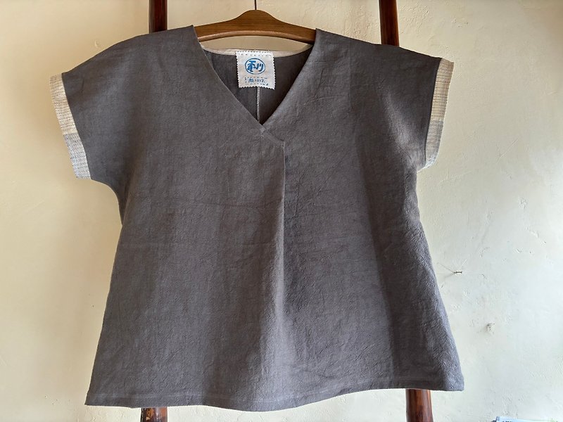 Linen short-sleeved tucked blouse - เสื้อเชิ้ตผู้หญิง - ผ้าฝ้าย/ผ้าลินิน สีเทา