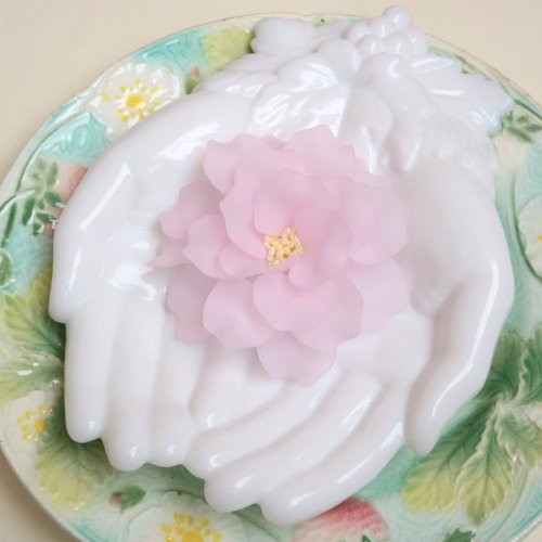 Heart Bouquet 芍薬のコサージュ ピンク 大輪 ピオニー 花 フラワー ブローチ 軽い 上品 優雅 高貴 清楚 爽やか 夏 帽子 しゃくやく シャクヤク 牡丹 アクリル樹脂