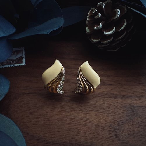 閣樓古董珠寶 Attic Vintage Jewelry & Antique 奶油琺瑯精緻耳夾