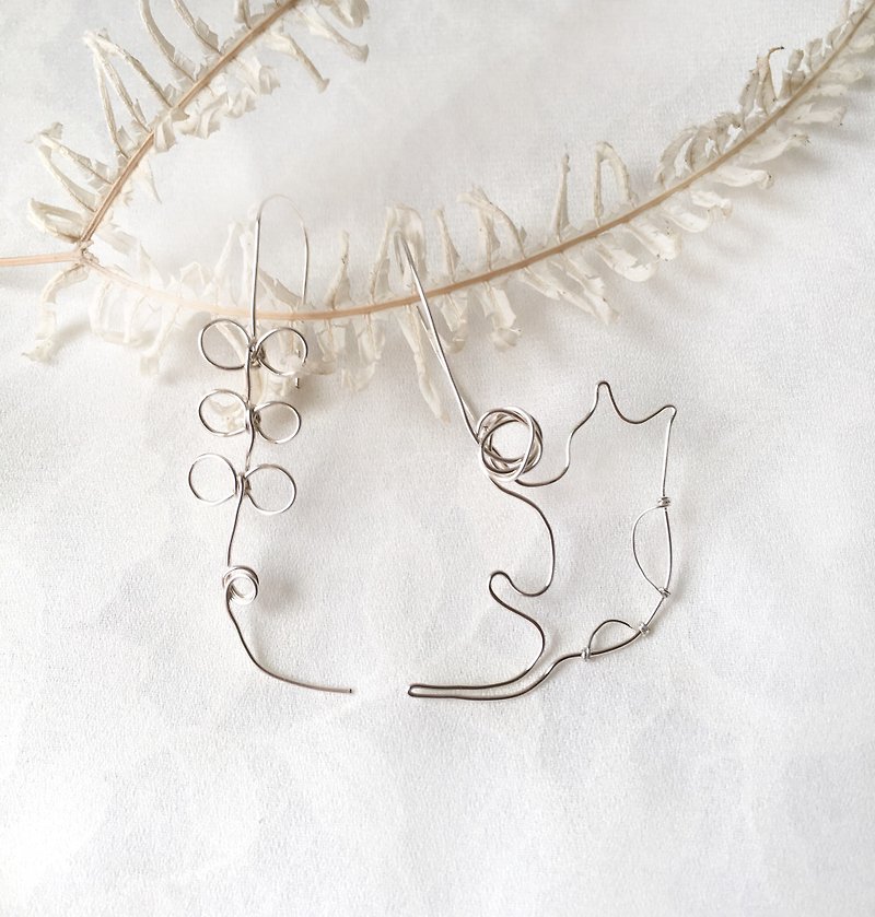 Playful kitten and ball of yarn. Sterling silver earrings ear hook/ear clip - ต่างหู - เงินแท้ สีเงิน