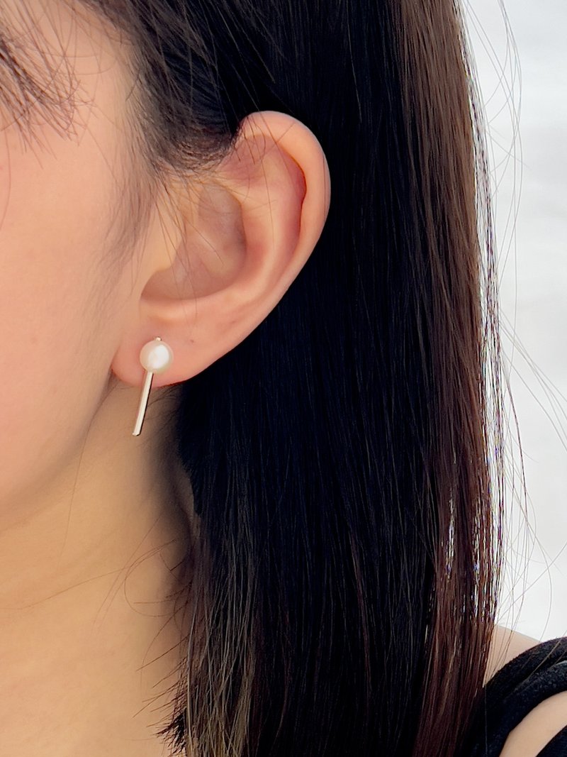 To・Freshwater Pearl Short Earrings - ต่างหู - เงินแท้ สีเงิน