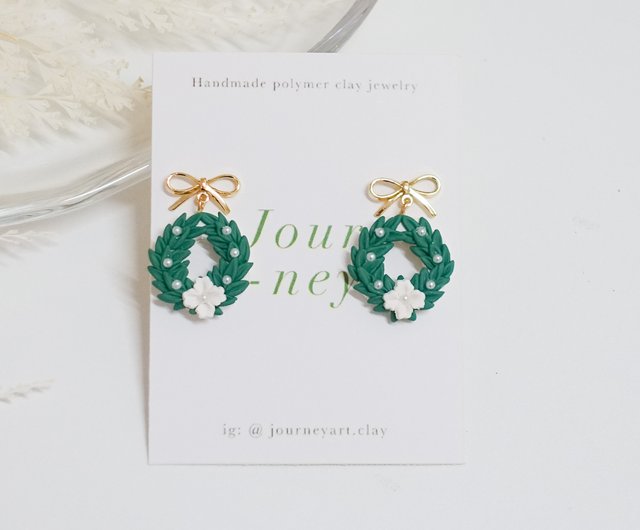 クリスマス限定クリスマスリース（グリーンパール）手作り粘土ピアス