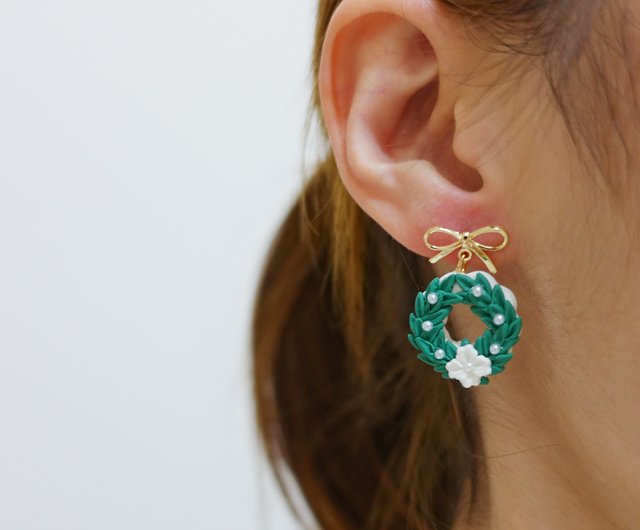 クリスマス限定クリスマスリース（グリーンパール）手作り粘土ピアス