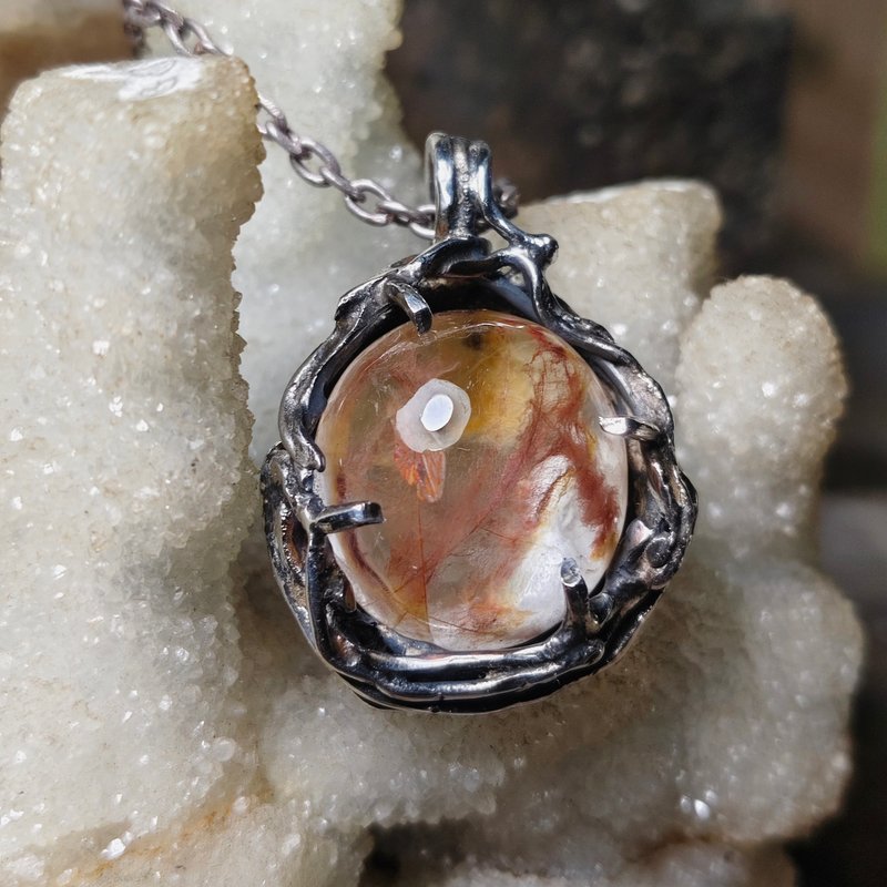 三色イリュージョンラビットヘアルチルクォーツのシルバーペンダントトップ - ネックレス - 宝石 レッド